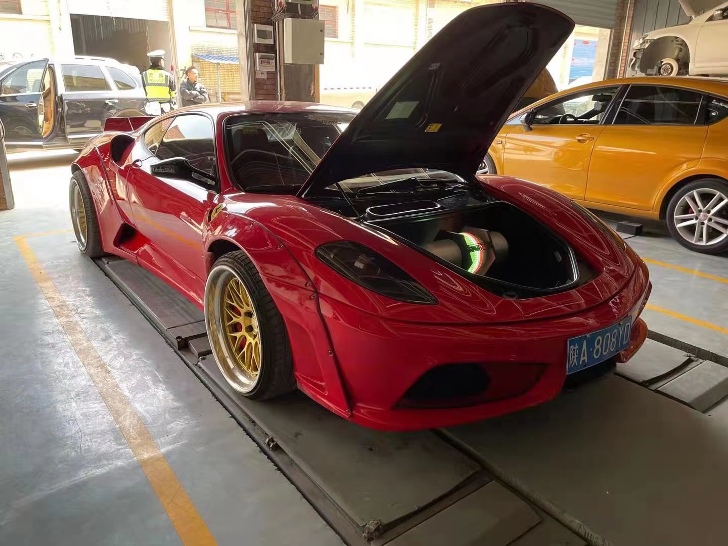   西安交警查炸街车“动真格”