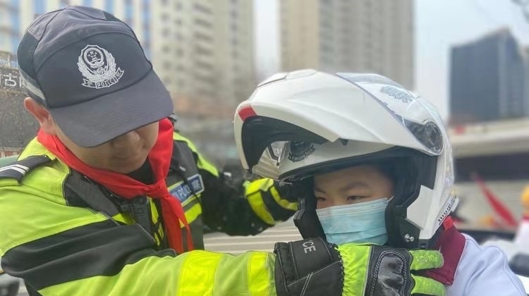 “3.5”学雷锋日 长安交警宣传文明交通 倡导绿色出行