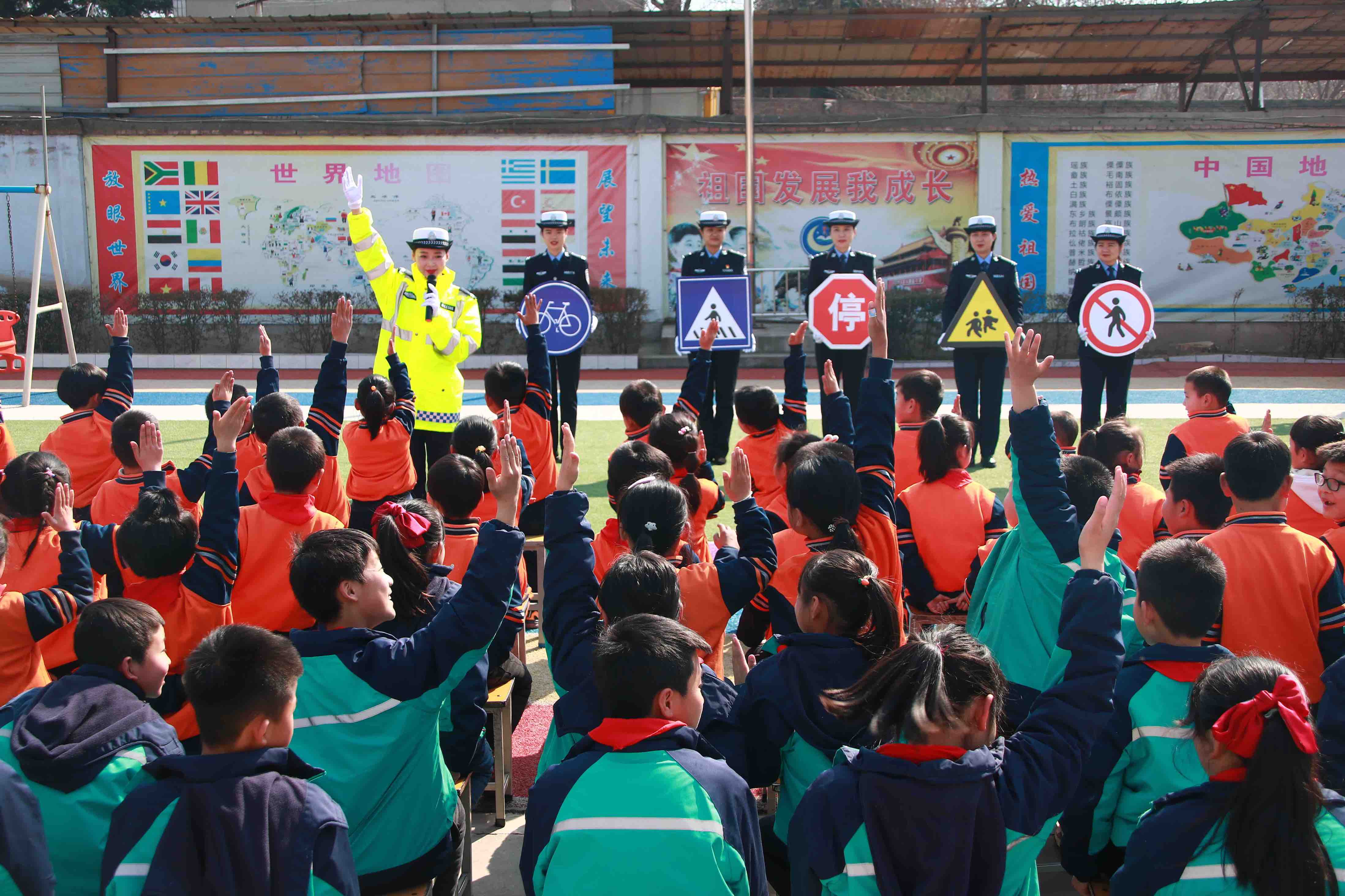 华阴女交警关爱留守儿童送安全进校园