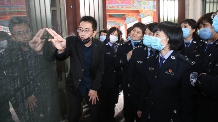 莲湖女警学史明理 建功绽芳华