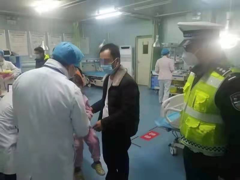 女童患急性阑尾炎 灞桥交警火速引导送医