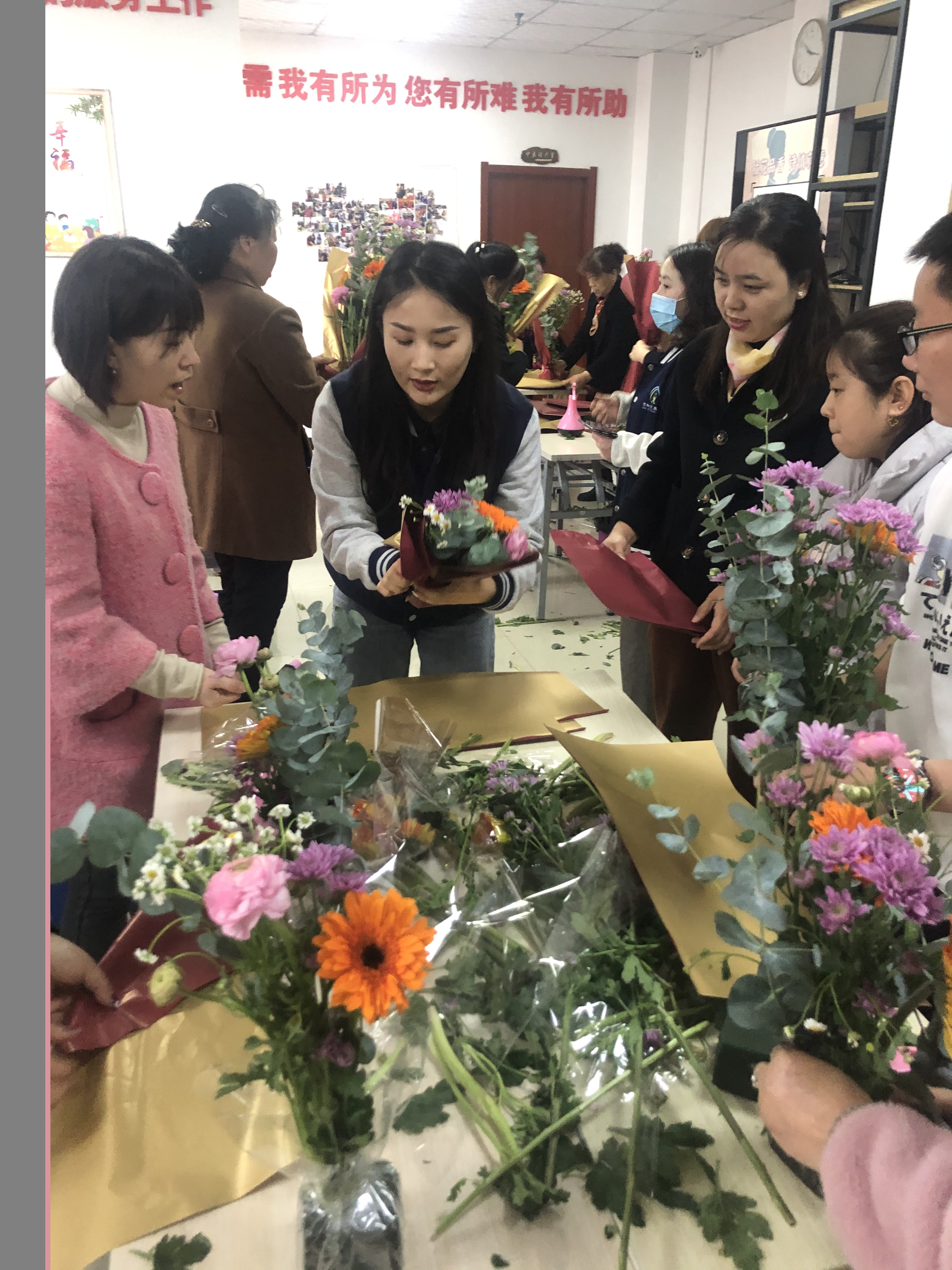 插花品香 诗情花意太乙路街道乐居场第一社区党支部举办“庆三八”活动