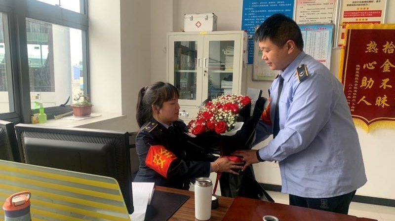 他为同为公交人的妻子送上33朵玫瑰花