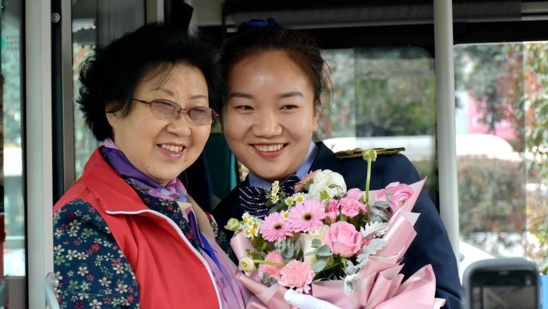 服务获认可！35路公交驾驶员收到节日“惊喜”