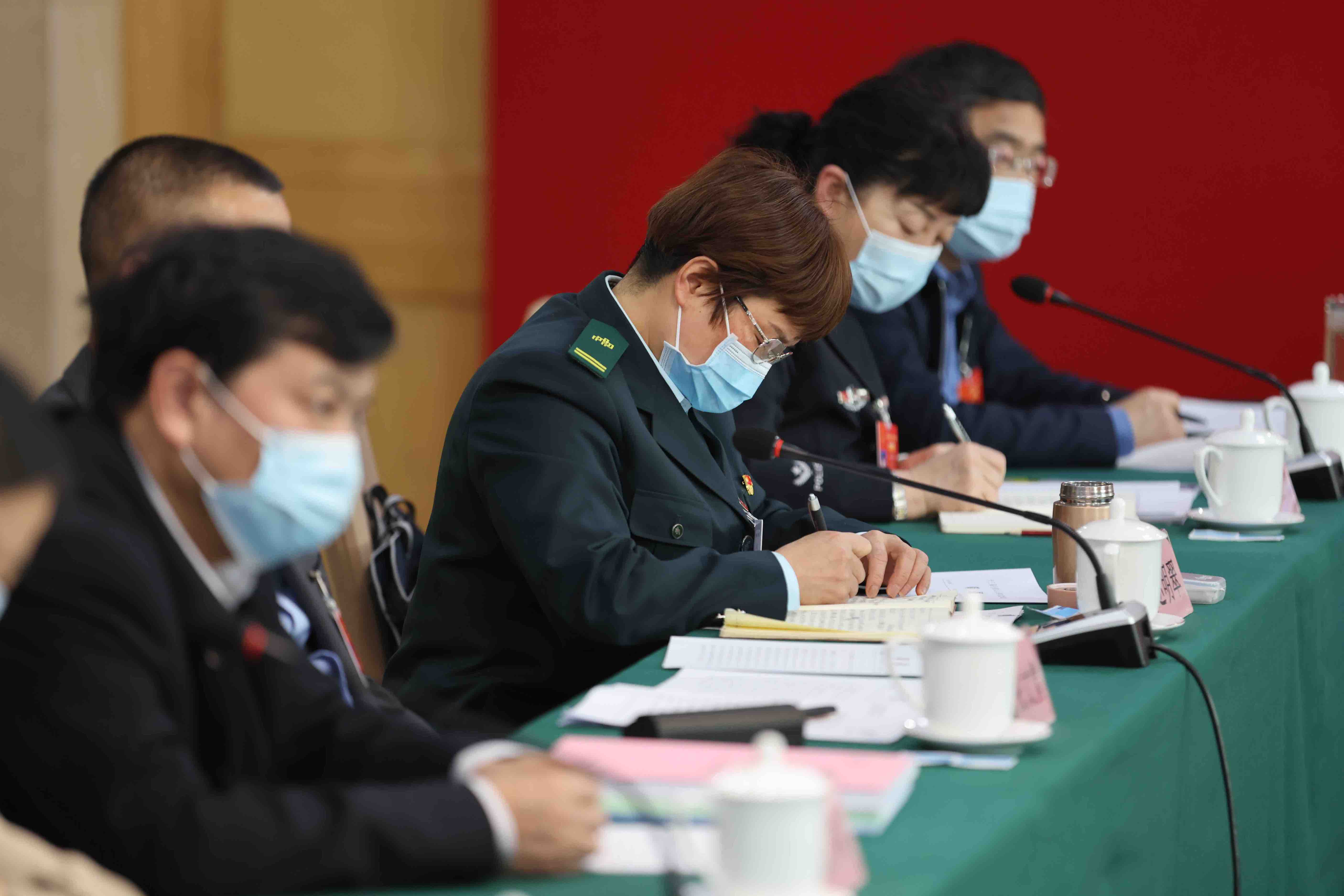 陕西代表团提交议案43件建议295件