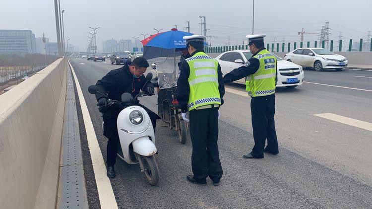 电动车违规上高架  交警1小时查处10多人