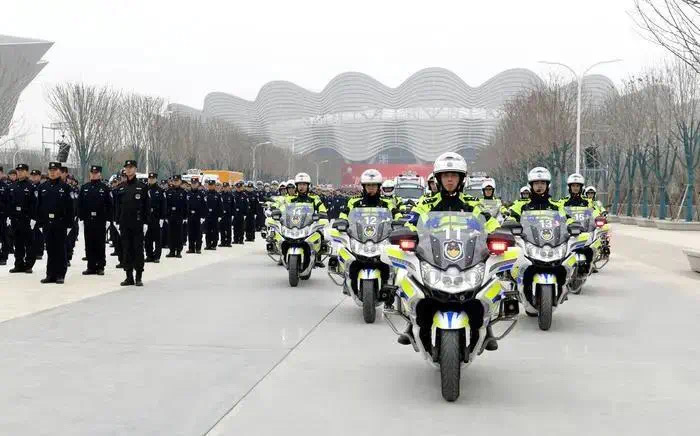 重磅丨逆行、越线、双排停车将严管重罚即日起西安全市开展交通秩序大整治