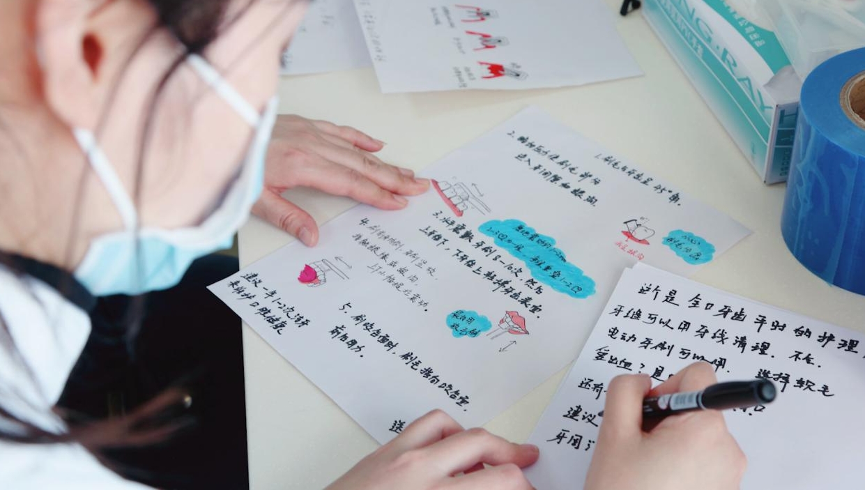 写文字绘图画 医生为听障患者“巧”治牙（视频已发邮箱）