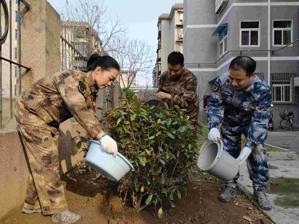 种植一棵小树 绿化一方净土 陕西省军区西安第十一干休所春日植树在行动