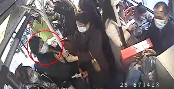 女乘客公交车内说了一段话，全车鼓掌……