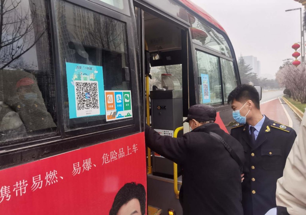 公交志愿者站牌处车厢内征询乘客意见
