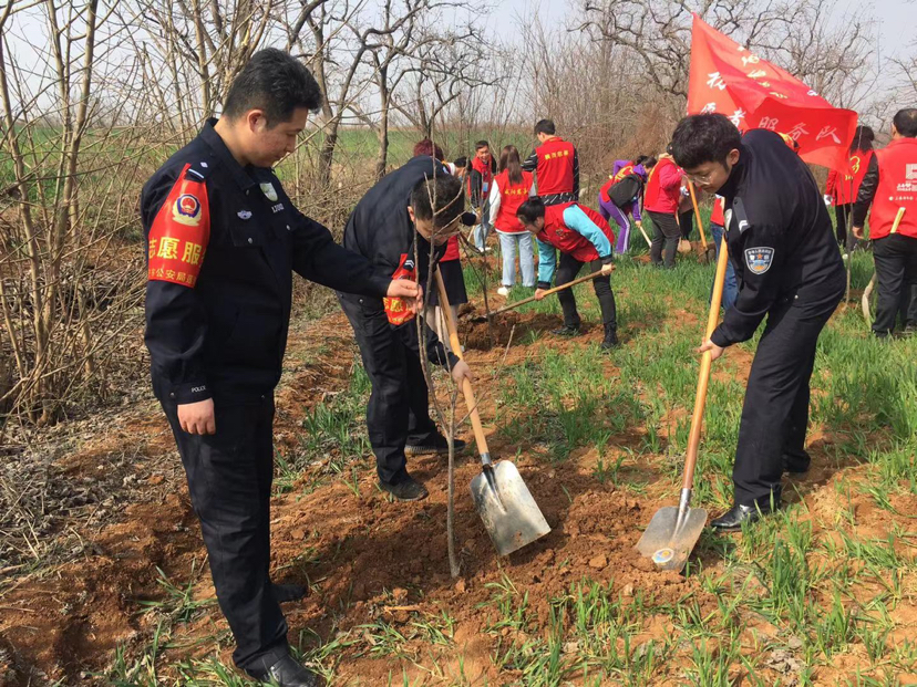 公安英模“暖蓝”志愿者与本报义务携手植树