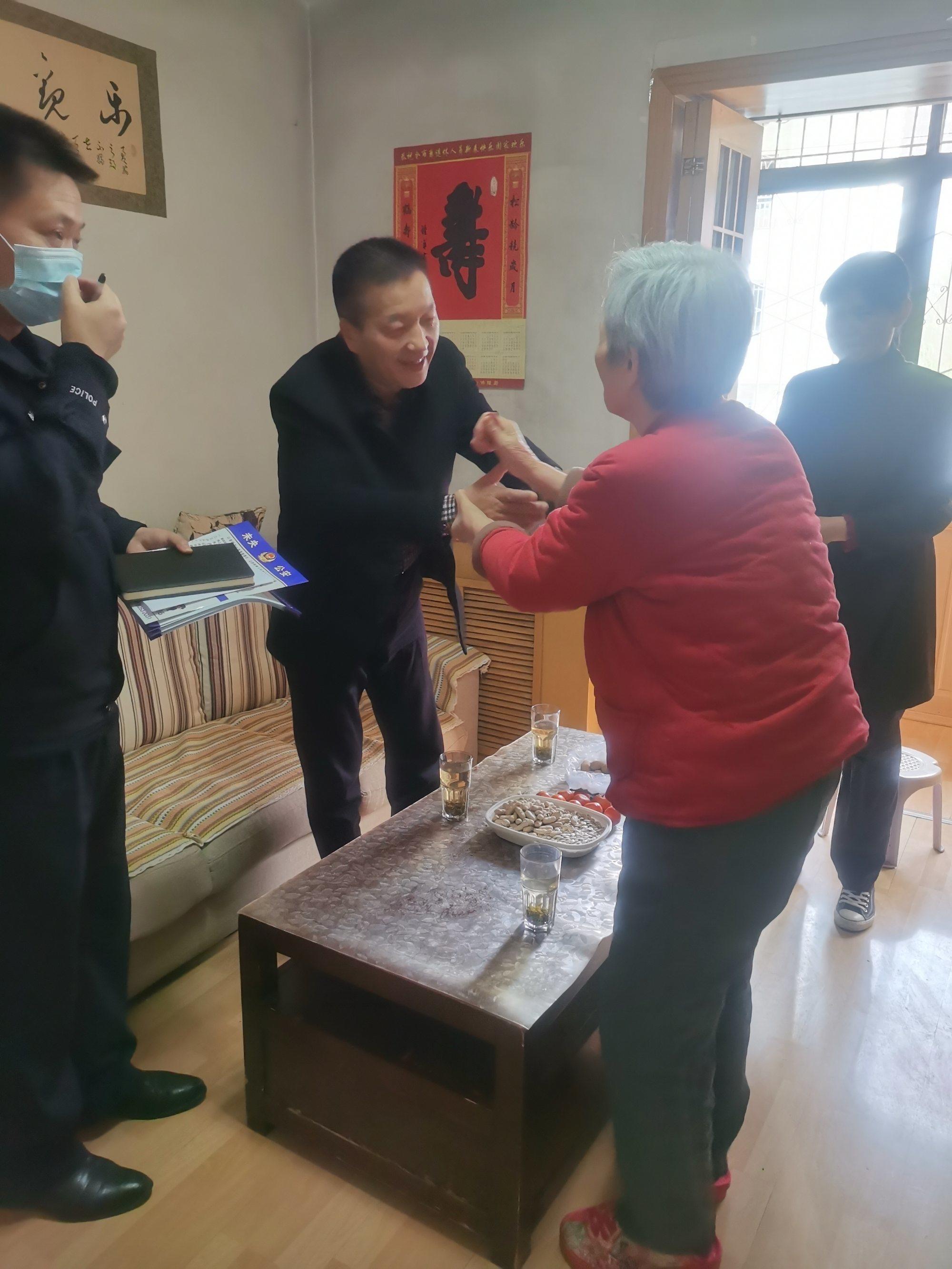 温暖警民故事｜83岁老人要给民警买糖 