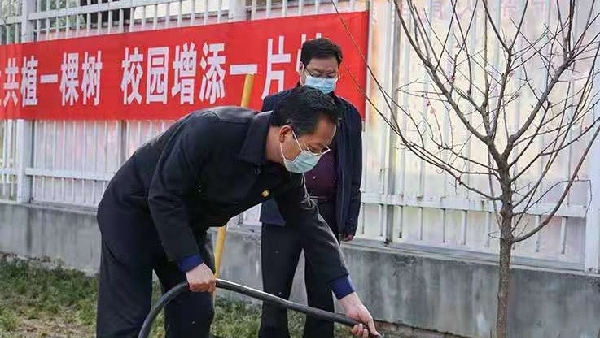 咸阳师范学院开展“师生共植一棵树，校园增添一片情”植树活动