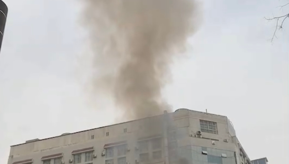 突发！火车站附近一二层建筑着火四辆消防车参与灭火