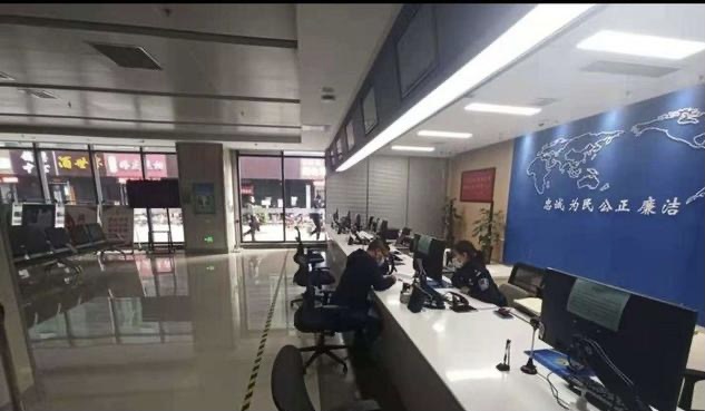 民警延迟下班时间  为群众 快速办理护照