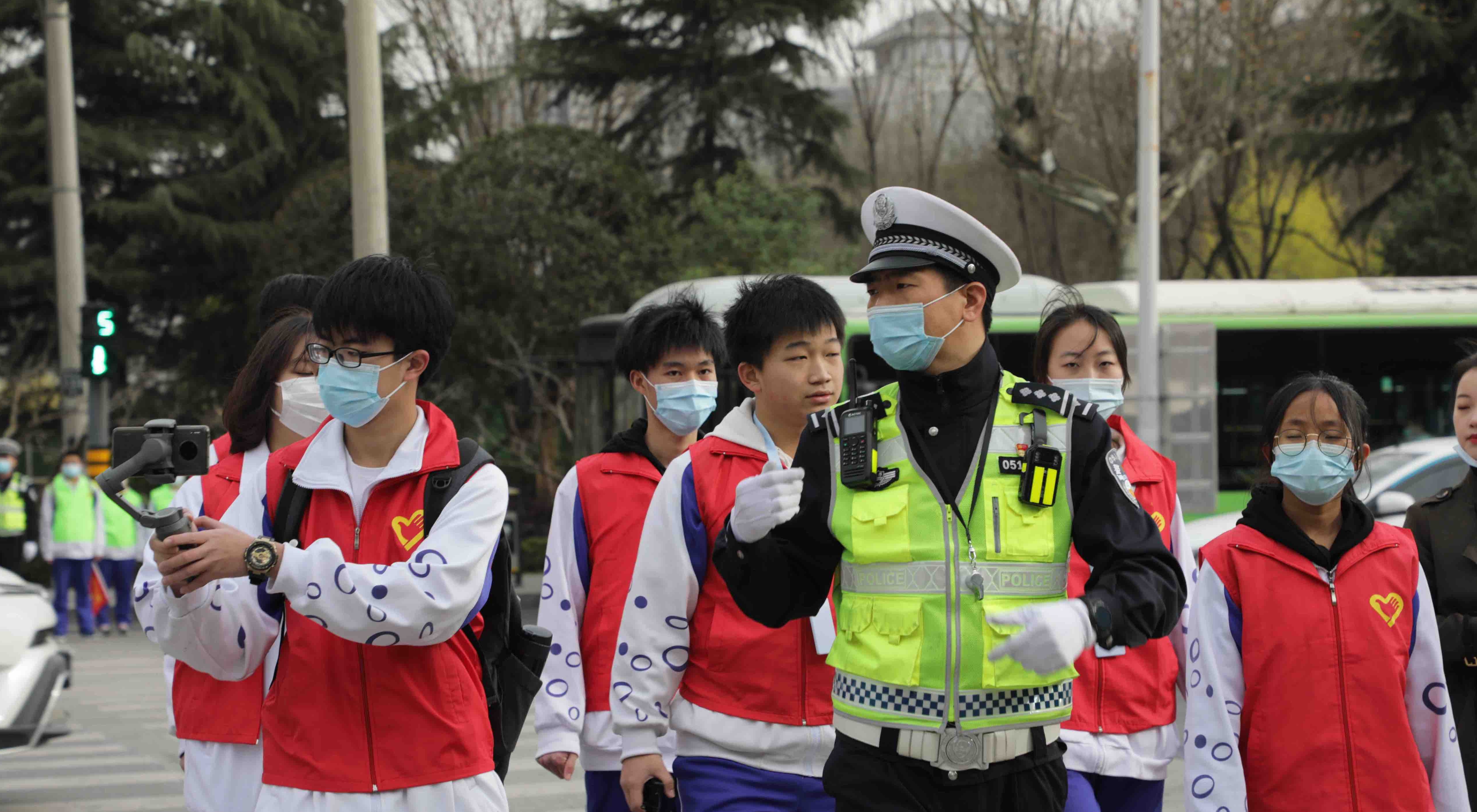 西安高新区12万网友周日不睡懒觉看文明交通志愿者直播 