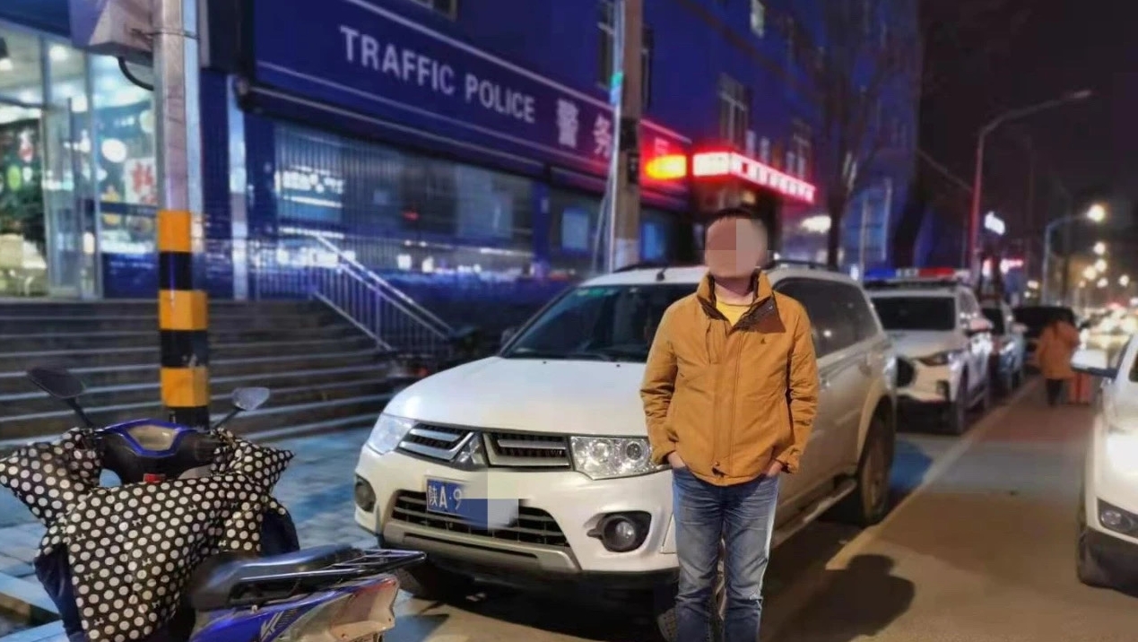 丈夫酒驾接妻子下班  妻子闻到酒味当场举报 