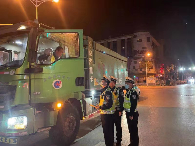 长安交警严查建筑垃圾清运车及工程运输车辆