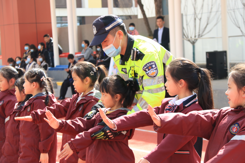 曲江三小900多名小学生争当交通“文明小使者”