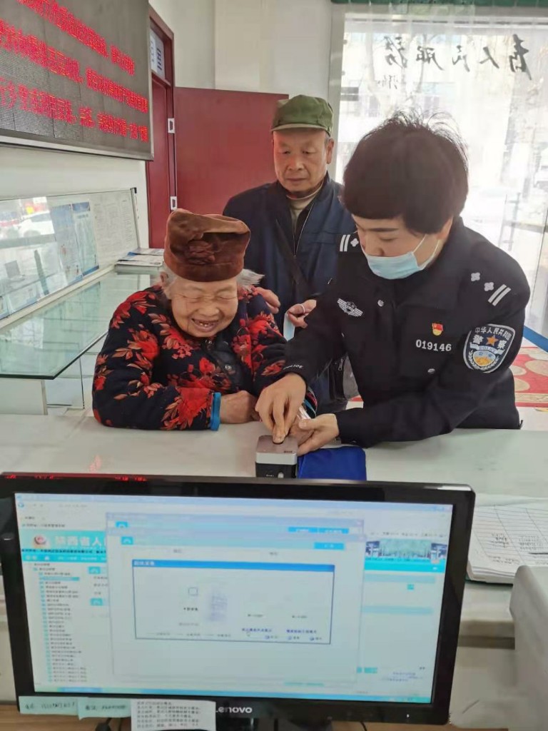 九旬老太太办身份证录不上指纹 鄠邑民警是这么做的真贴心