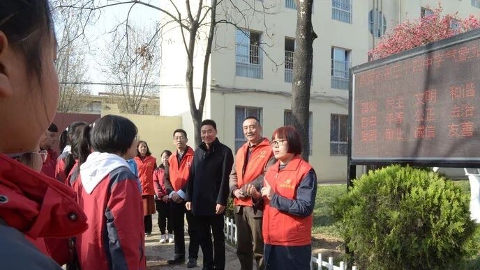 专家进校园进行气象科普讲座