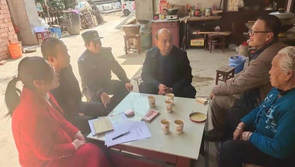 未成年人撞伤行人后无力赔偿 法官入户化纠纷 