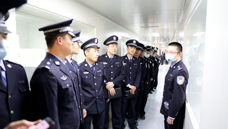 未央公安举办“跟班先进找差距”英模岗位观摩课活动