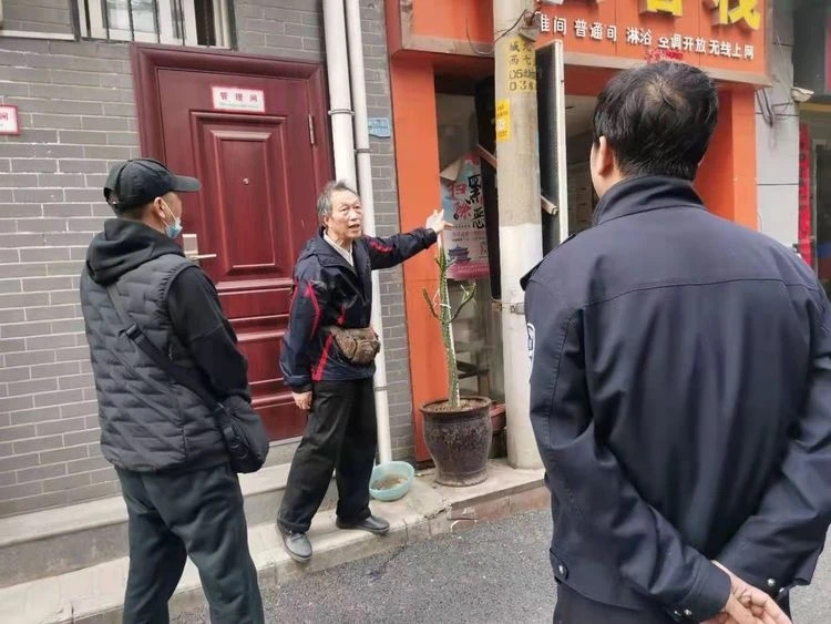 新城好“警长” 打通路人如厕最后一米