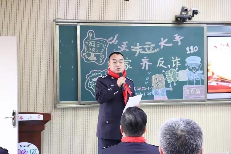 手抄报绘制“电信诈骗”  青年路民警的宣传走心了