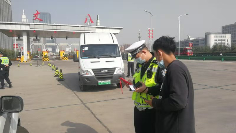 高交西商中队连续查处多辆超员面包车