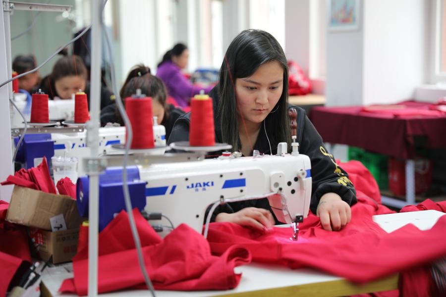 3月17日,照金村村民在社区工厂内工作。 新华社记者蔺娟 摄 点击进入下一页