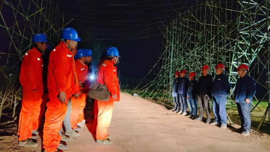 渭南北330千伏线路工程完成大西高铁跨越
