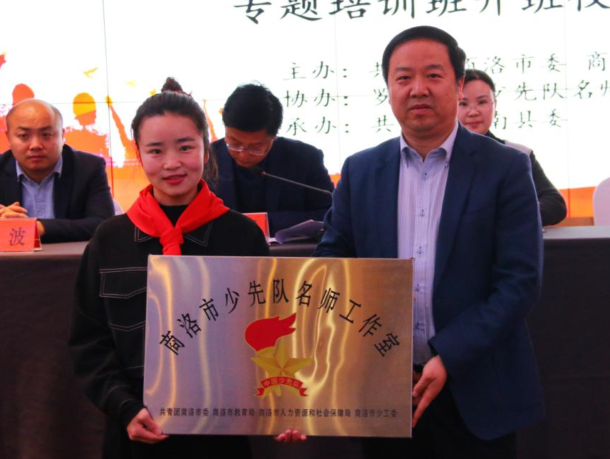 让胸前的红领巾更加鲜艳