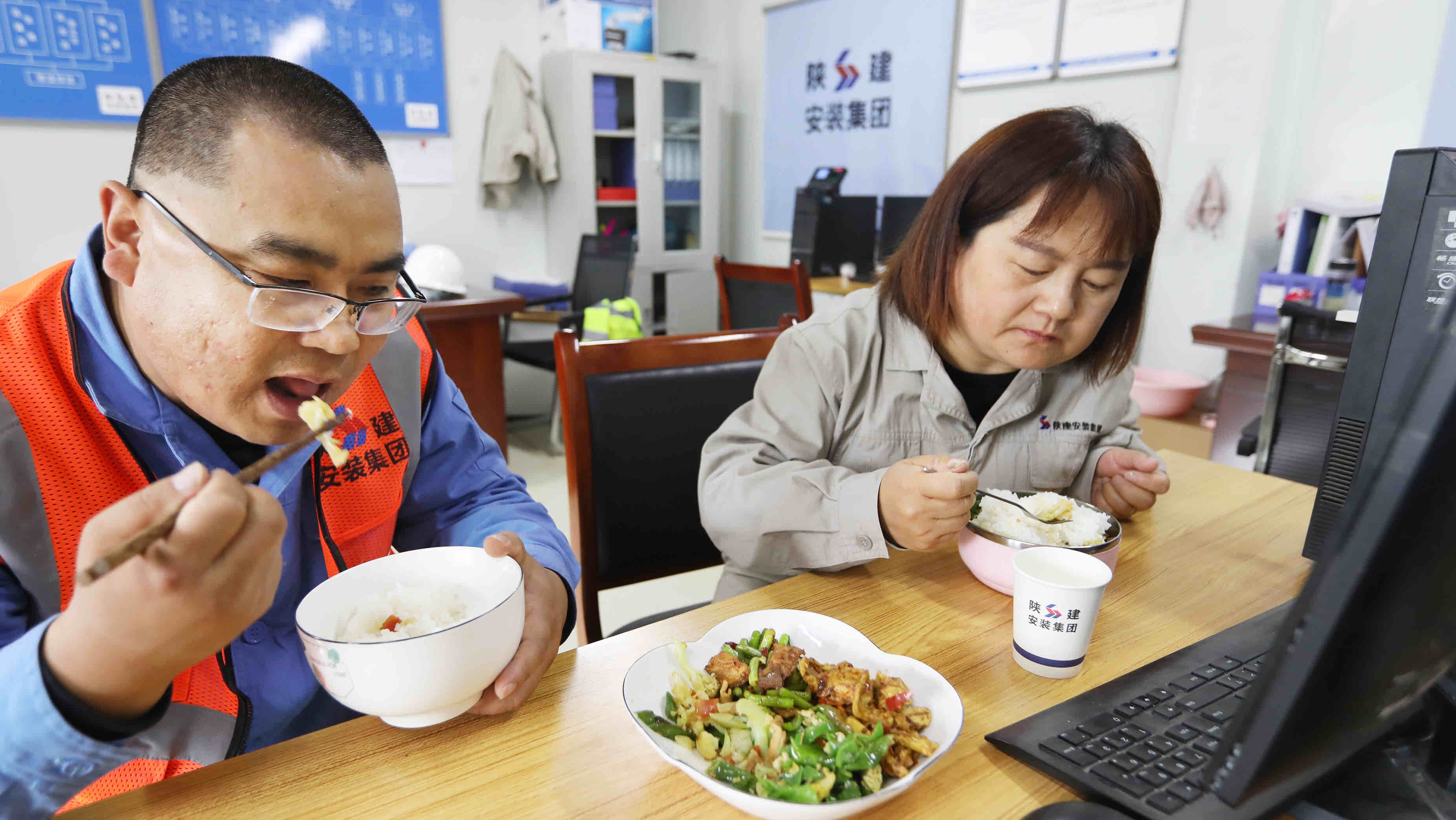 “城市血管”安装工夫妇，22年坚守一线，看到水通电明再累也值得