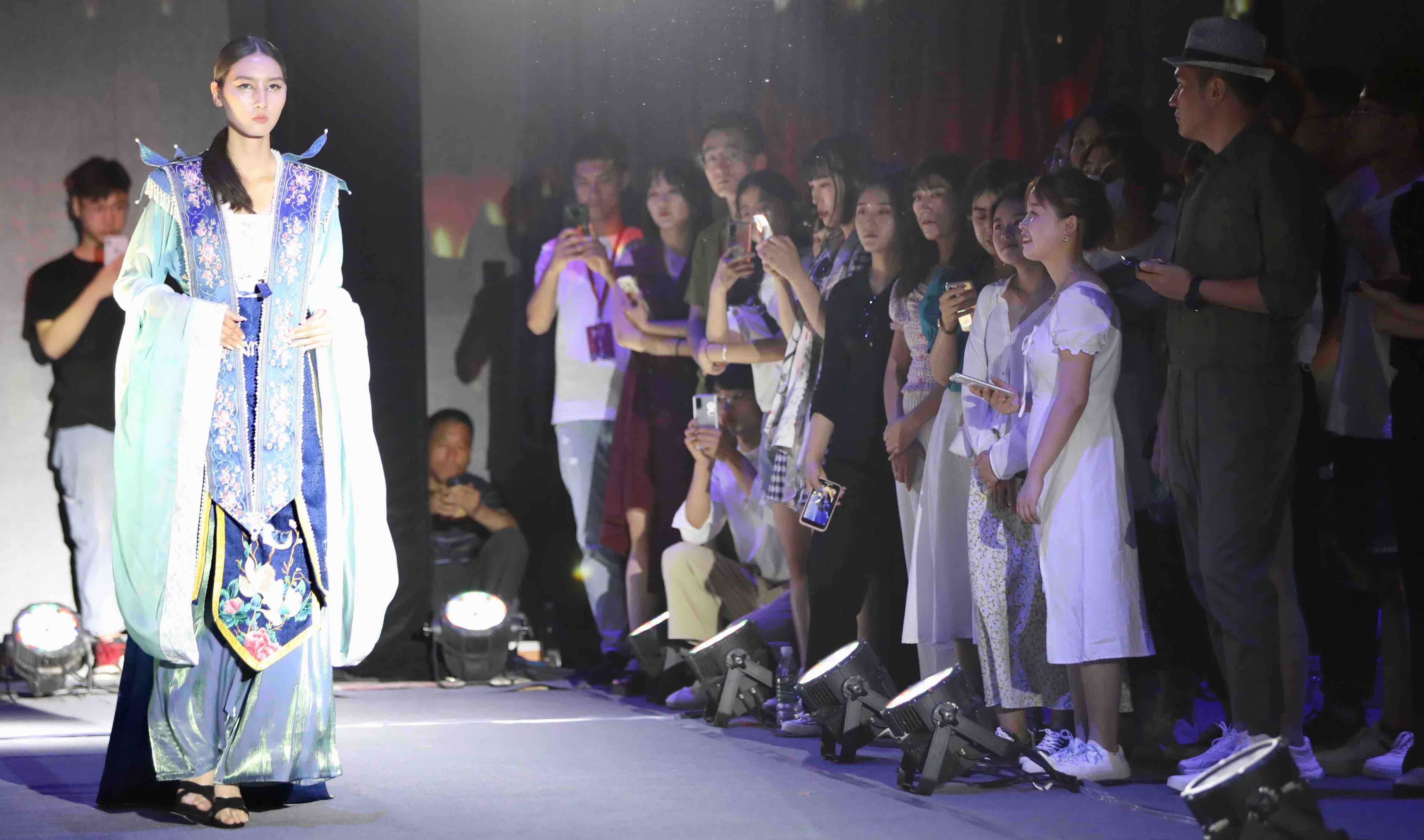 陕西科技大学举行“启•点”秀服装设计作品汇演