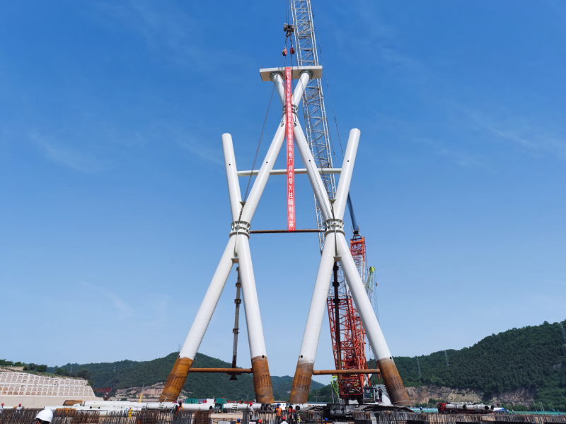 黄陵矿业世界首例间冷塔双交叉X柱第一榀一次性吊装成功