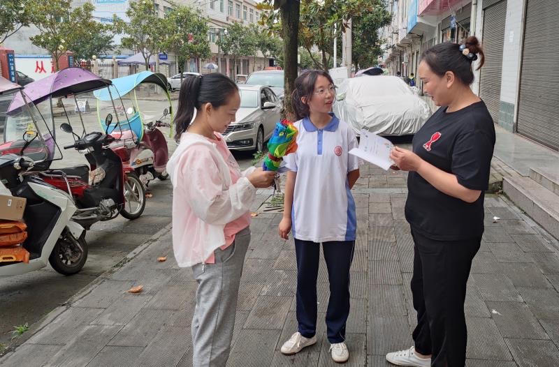 平利县洛河初级中学：开展社区健康志愿服务活动