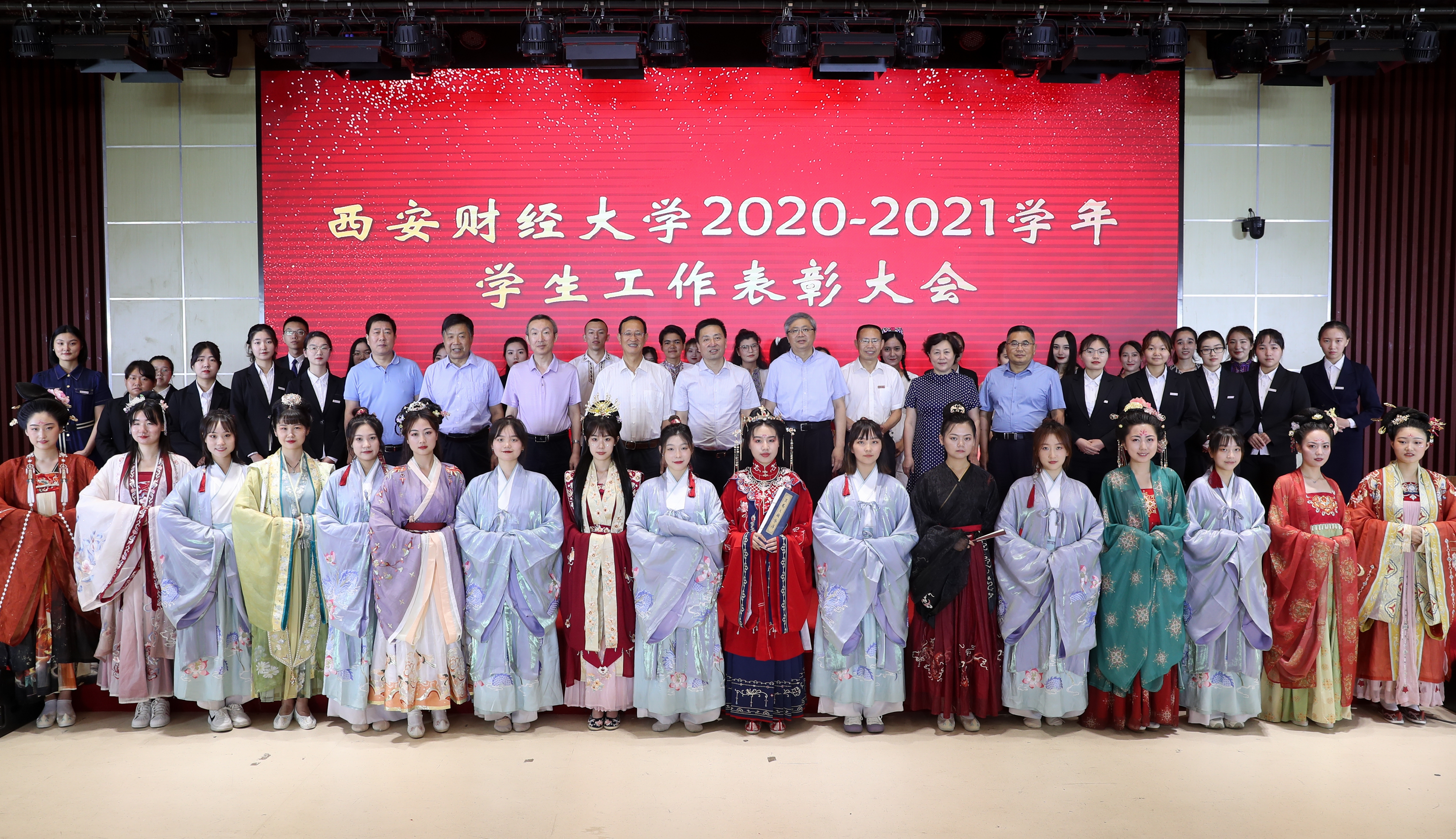 奋斗新时代  西财学子展风采