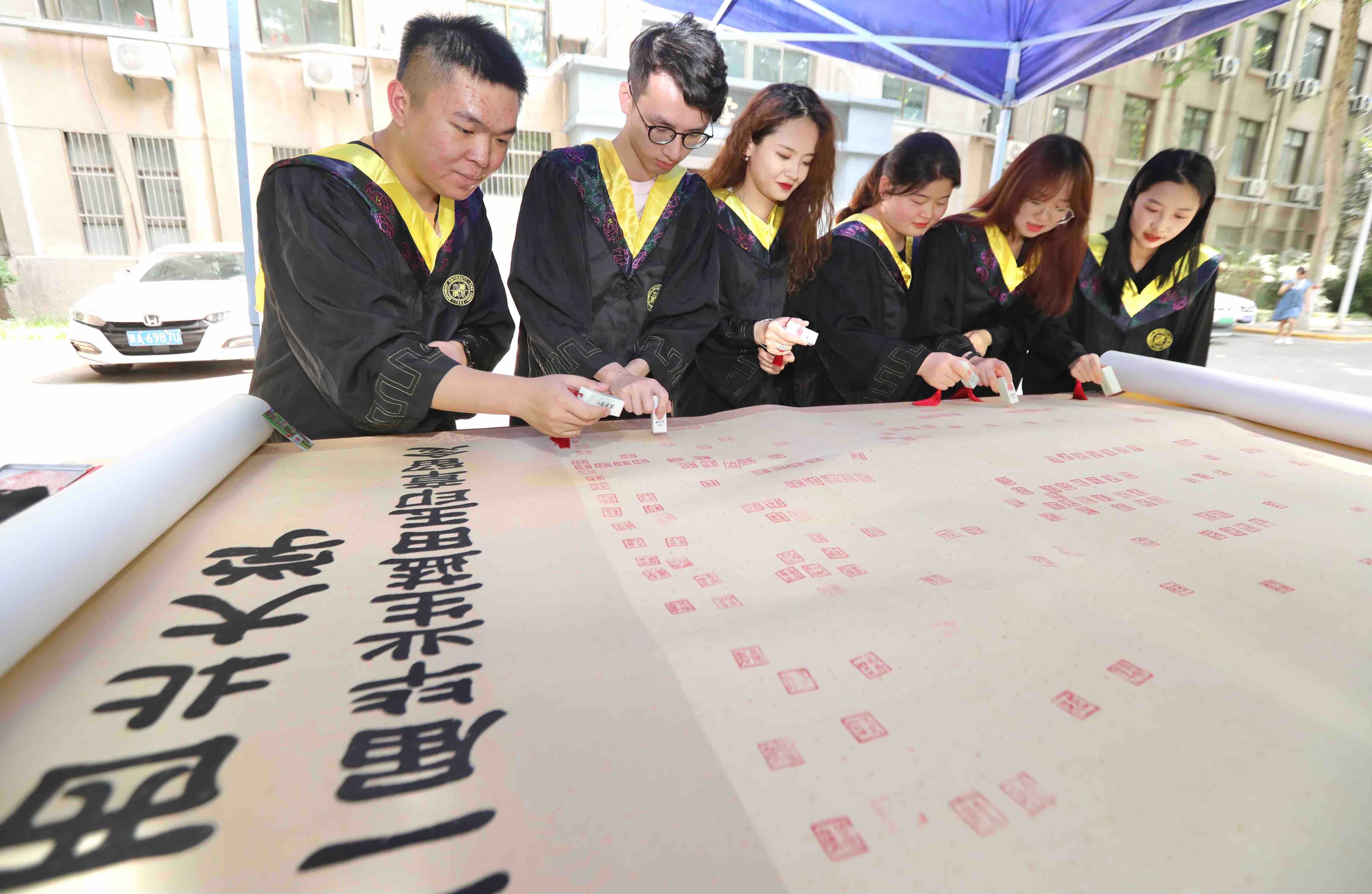 大学赠毕业生蓝田玉印章，7年累计送出5万枚