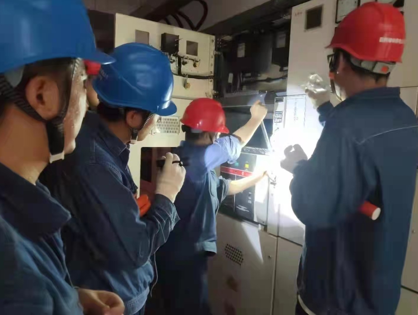 544扇窗亮了 援豫抢险突击队复电任务首战告捷