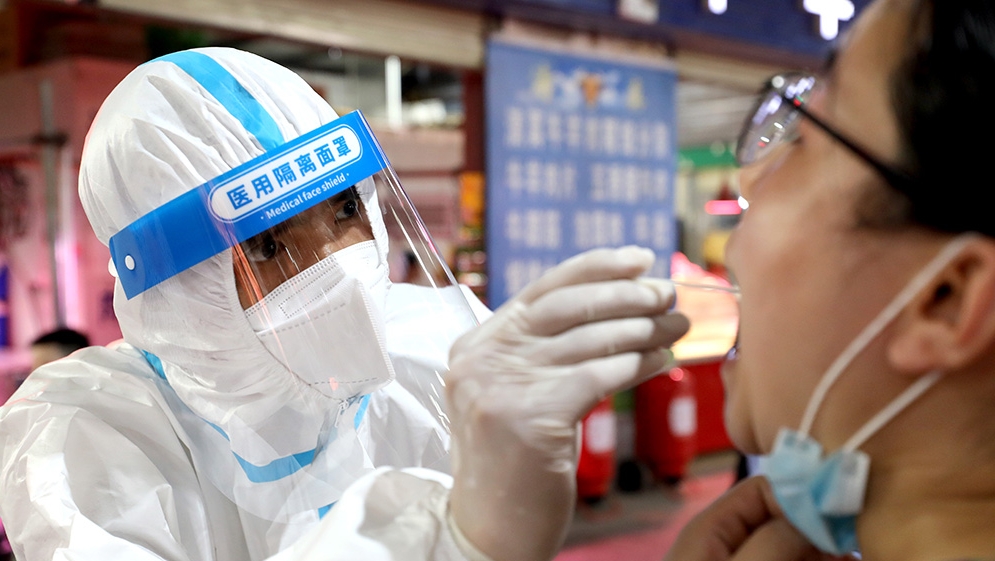【图集】 高温下 医护人员穿防护服为商户做核酸检测