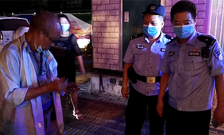 秦都公安西兰路派出所民警施助夜间迷路老人安全回家