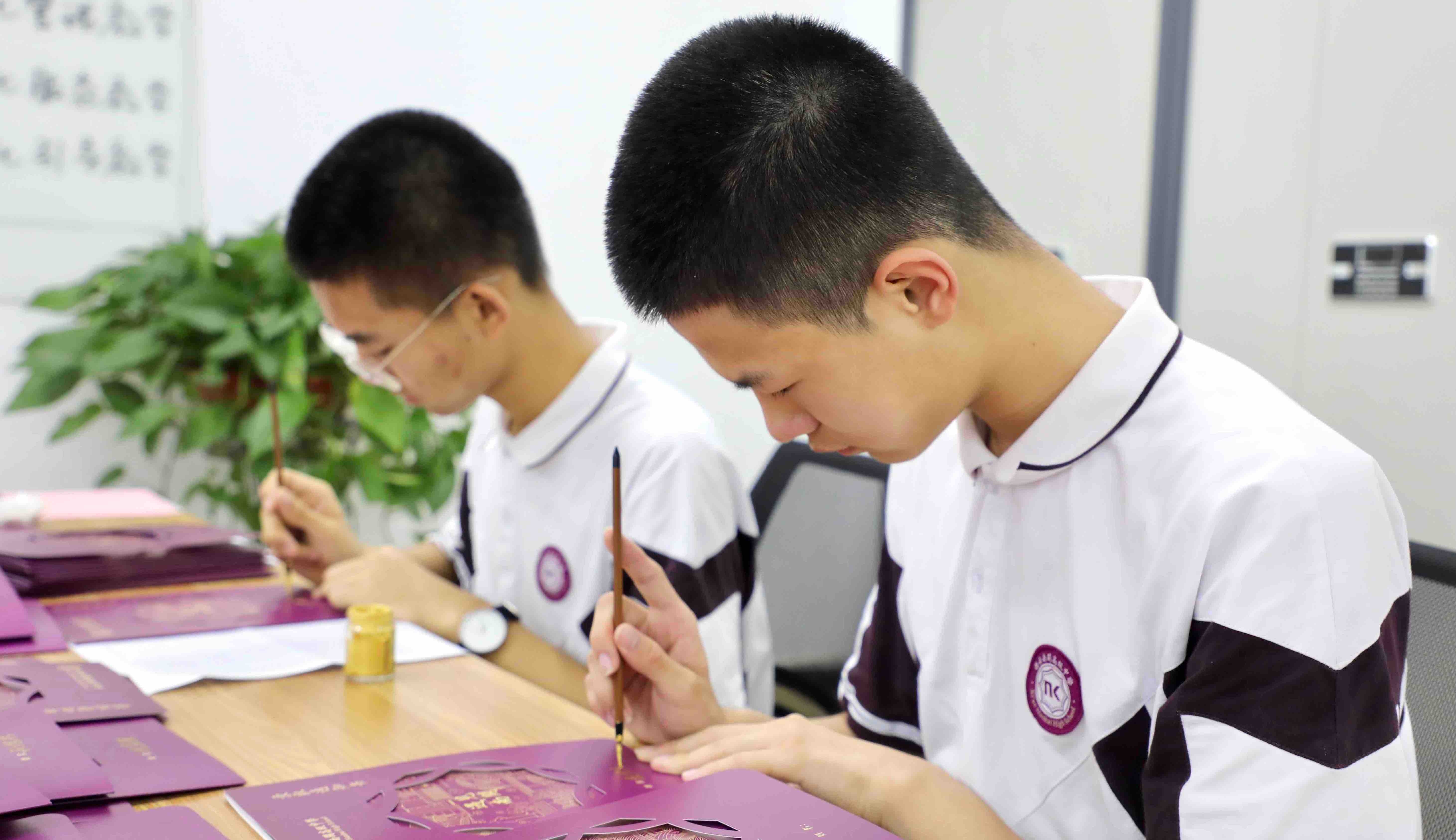 高二学生用毛笔为271名新生手写录取通知书
