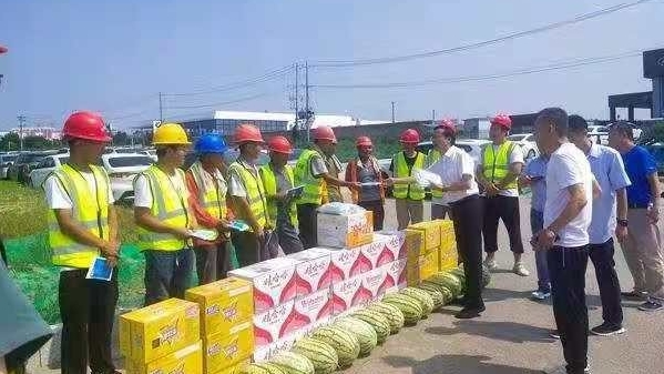 咸阳市住建局开展“夏日送清凉、关爱农民工”慰问活动