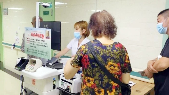小小移动结算车真贴心病房5分钟办出院手续