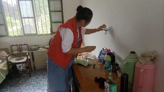 青年志愿者敬老院里献爱心