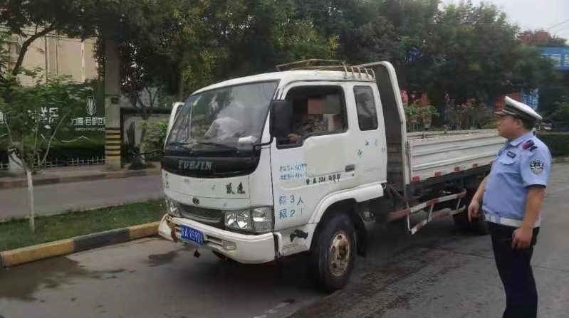 秦都交警查获一起驾驶报废车辆违法行为