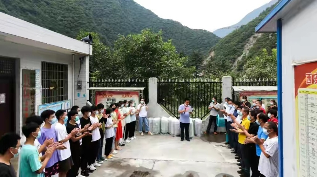 周至17名今年考上大学的山里娃娃收到爱心助学款