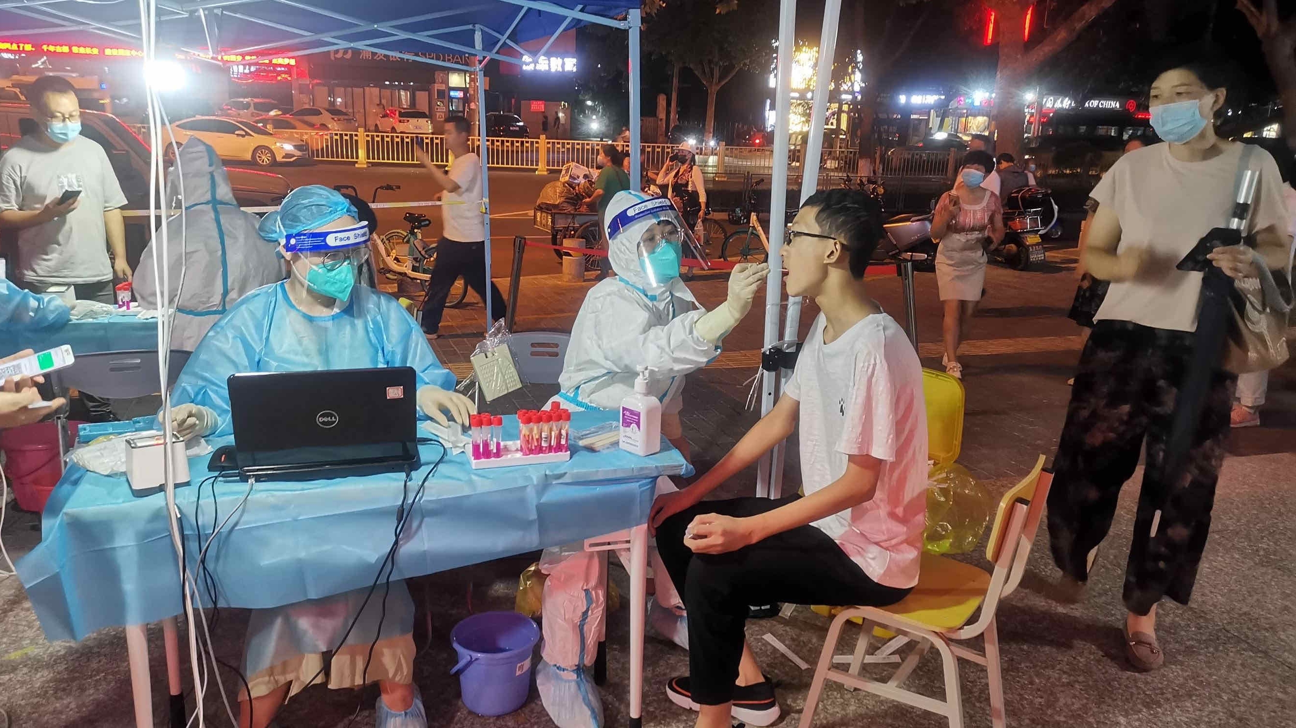 东关南街街道东关社区持续开展全员核酸检测工作 